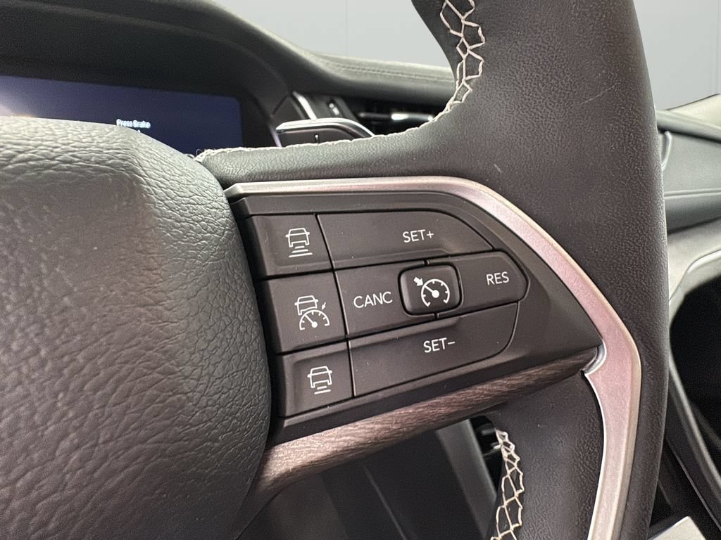 Used 2023 Jeep Grand Cherokee Limited AWD/4WD image 19