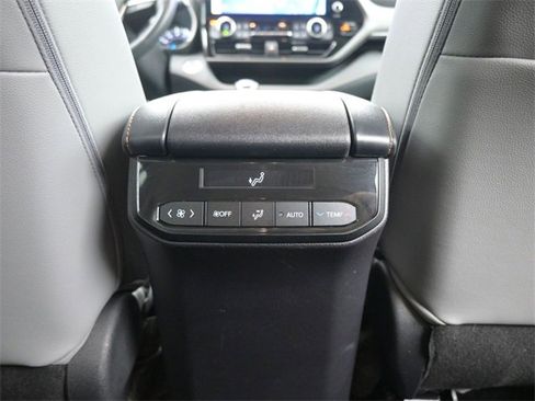 Used 2023 Toyota Highlander Bronze Edition image 31
