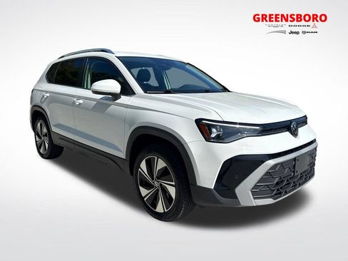 Used 2025 Volkswagen Taos SE AWD/4WD image 1