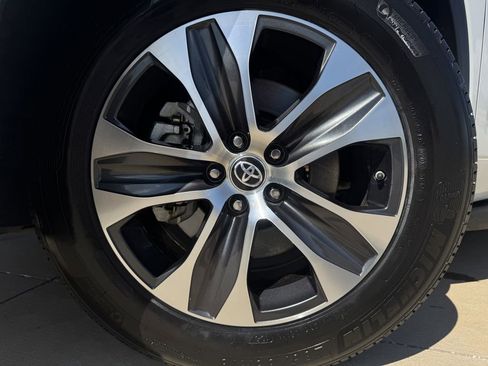 Used 2022 Toyota Highlander XLE FWD image 9