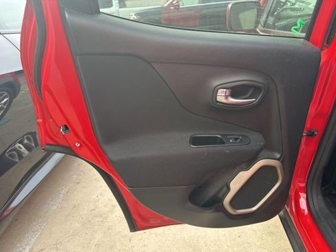 Used 2017 Jeep Renegade Latitude w/ Popular Equipment Group image 5