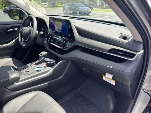 New 2025 Toyota Highlander XLE image 35
