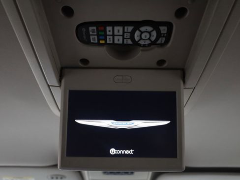 Used 2014 Chrysler Town & Country Touring FWD image 37