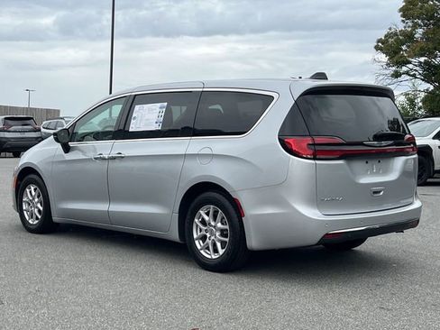 Used 2024 Chrysler Pacifica Touring-L FWD image 11