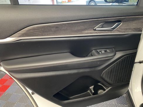 Used 2023 Jeep Grand Cherokee L Limited AWD/4WD image 19