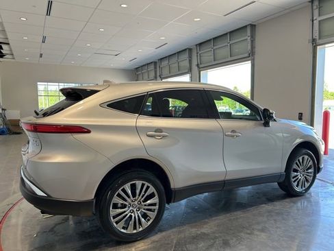 Used 2022 Toyota Venza XLE AWD/4WD image 7