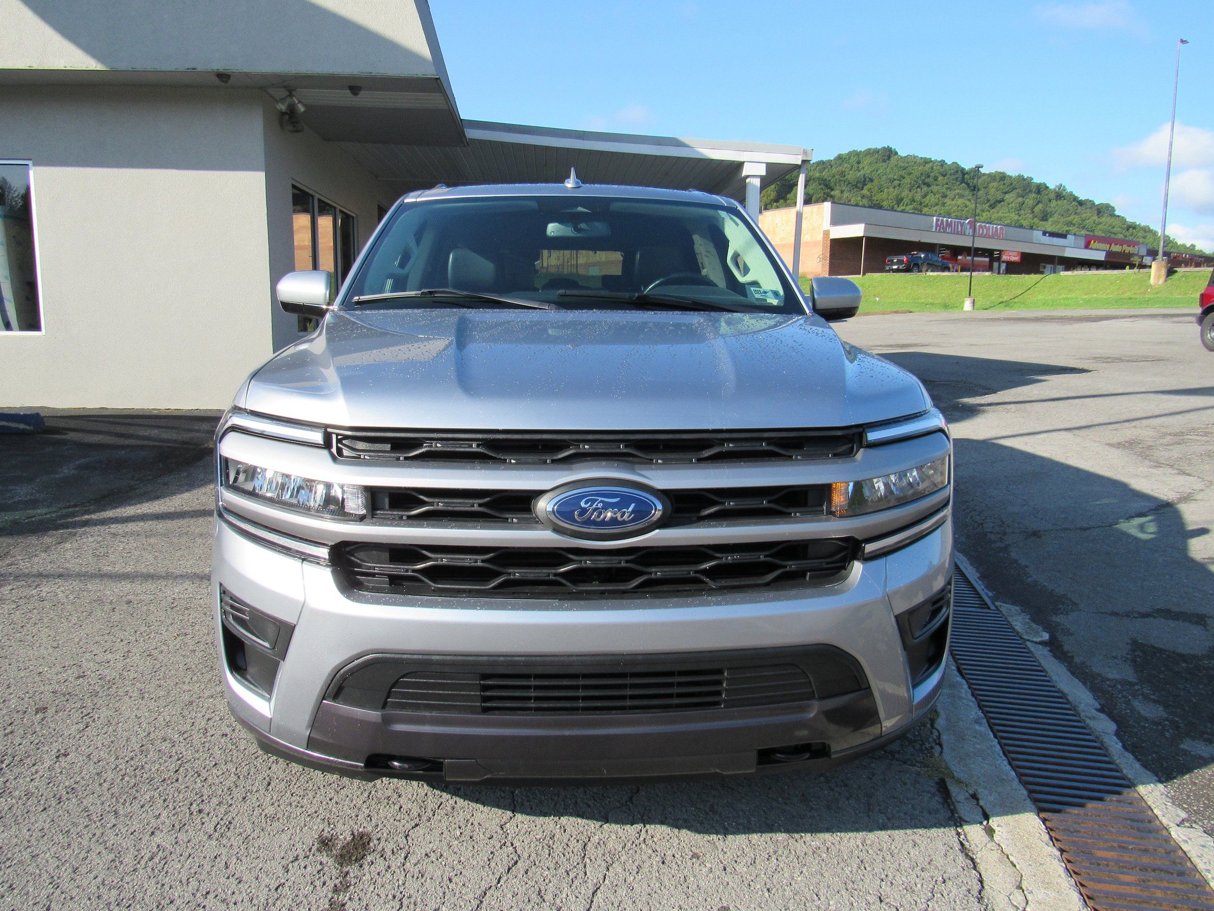 Used 2022 Ford Expedition Max XLT AWD/4WD image 2