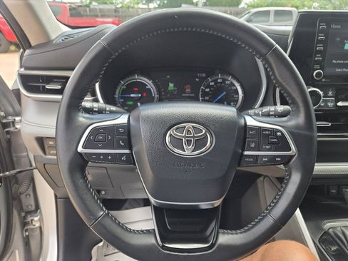 Used 2020 Toyota Highlander XLE AWD/4WD image 17