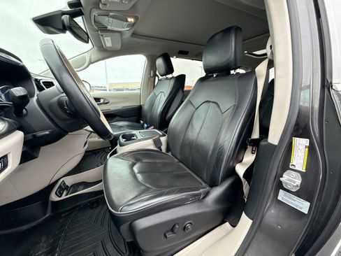 Used 2017 Chrysler Pacifica Limited image 13
