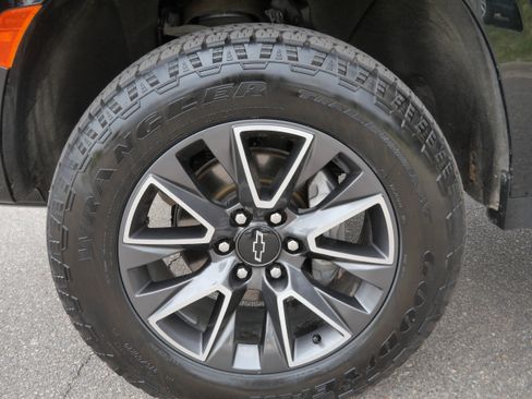Used 2022 Chevrolet Suburban Z71 w/ Z71 Off-Road Package AWD/4WD image 15