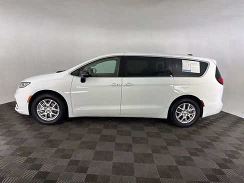 Used 2024 Chrysler Pacifica Touring-L image 10