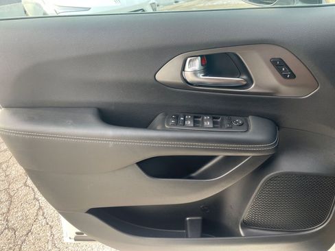 Used 2025 Chrysler Pacifica Select image 21