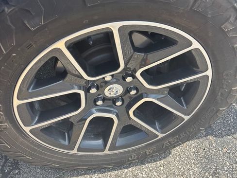 Used 2019 RAM 1500 Laramie AWD/4WD image 9