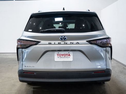 Used 2025 Toyota Sienna XLE image 8