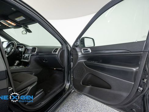 Used 2019 Jeep Grand Cherokee Laredo AWD/4WD image 38