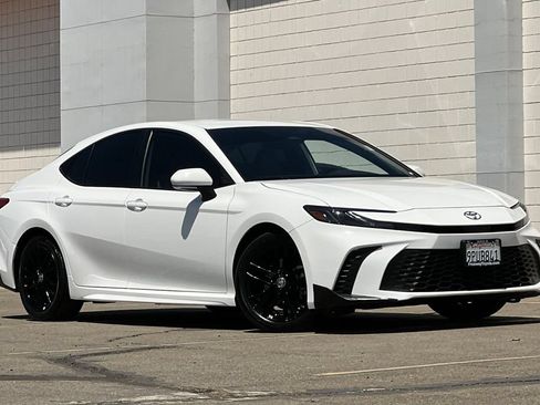 Used 2025 Toyota Camry SE FWD image 2