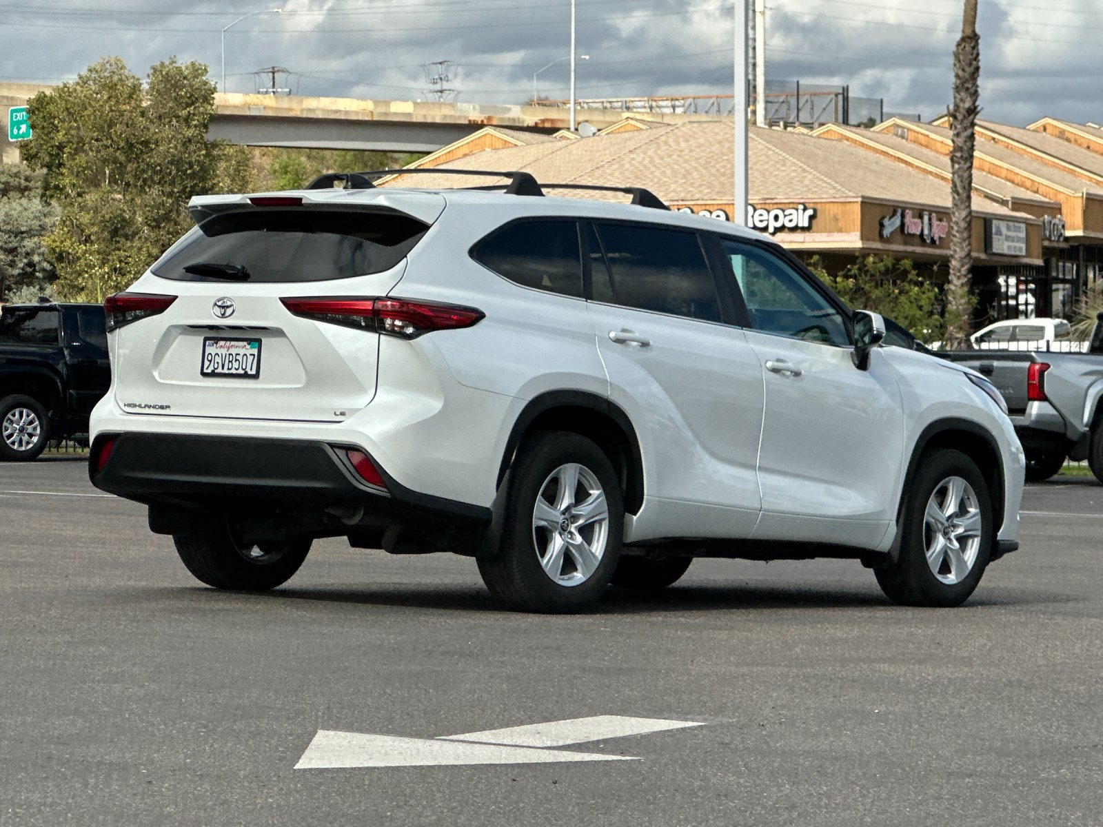 Used 2023 Toyota Highlander LE FWD image 5