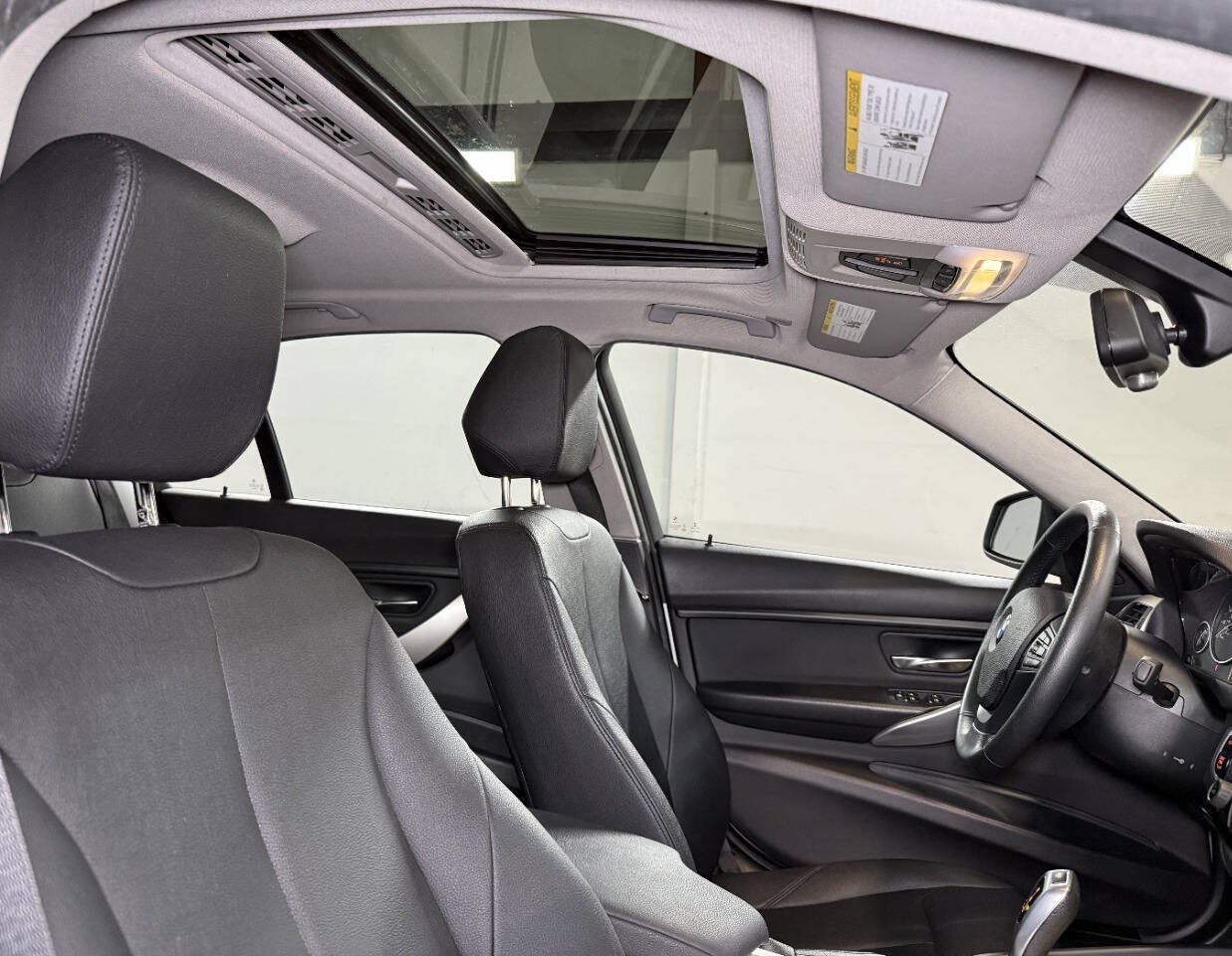 Used 2017 BMW 320i Sedan RWD image 7