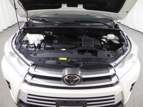 Used 2019 Toyota Highlander LE FWD image 32