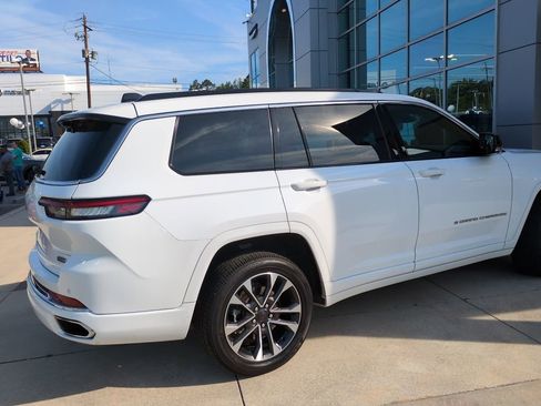 Used 2025 Jeep Grand Cherokee L Overland w/ Advanced Protech Group III AWD/4WD image 3