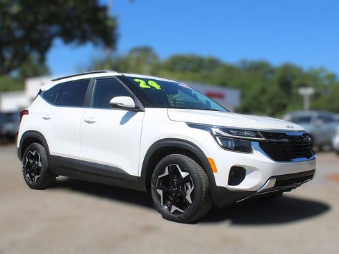 Certified 2024 Kia Seltos EX FWD image 3