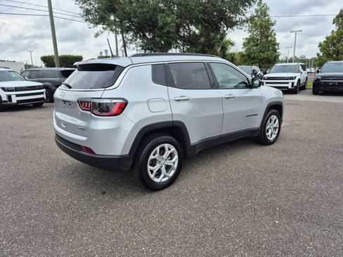 Used 2024 Jeep Compass Latitude AWD/4WD image 8