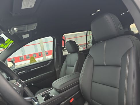 Used 2025 GMC Acadia Elevation w/ Elevation Premium Package image 12