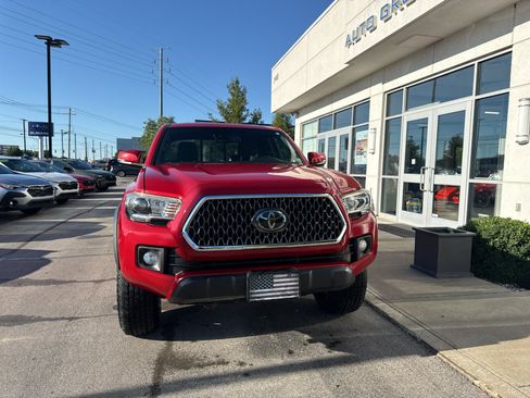 Used 2018 Toyota Tacoma TRD Off-Road w/ Technology Package AWD/4WD image 8