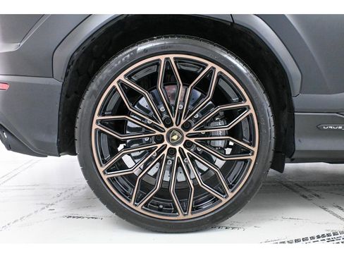 Used 2025 Lamborghini Urus SE image 35