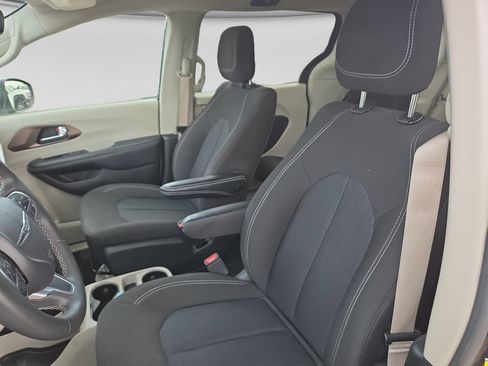 Used 2023 Chrysler Voyager LX FWD image 21