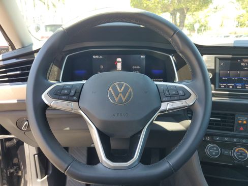 Certified 2022 Volkswagen Jetta SE FWD image 28
