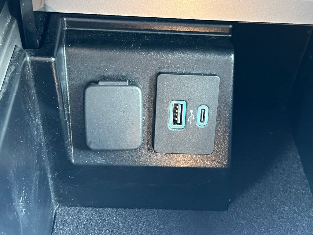 Used 2021 Ford Explorer Limited w/ Equipment Group 301A AWD/4WD image 31