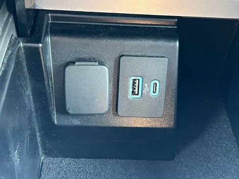 Used 2021 Ford Explorer Limited w/ Equipment Group 301A AWD/4WD image 31
