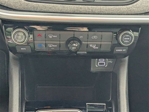 Used 2024 Jeep Compass Latitude image 20