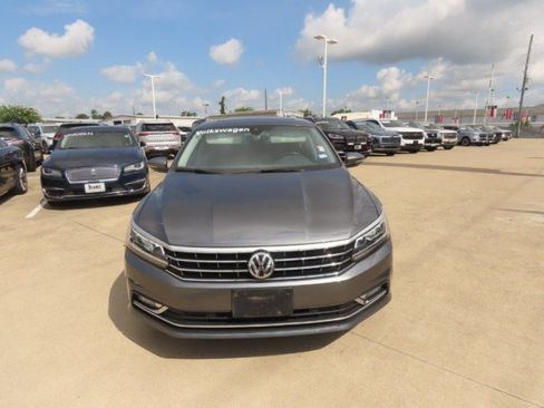 Used 2017 Volkswagen Passat 1.8T SEL Premium FWD image 4