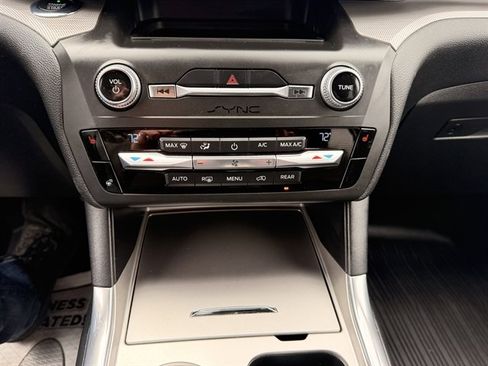 Used 2020 Ford Explorer XLT w/ Equipment Group 202A AWD/4WD image 17