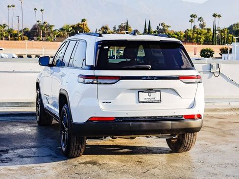 New 2025 Jeep Grand Cherokee Altitude image 7