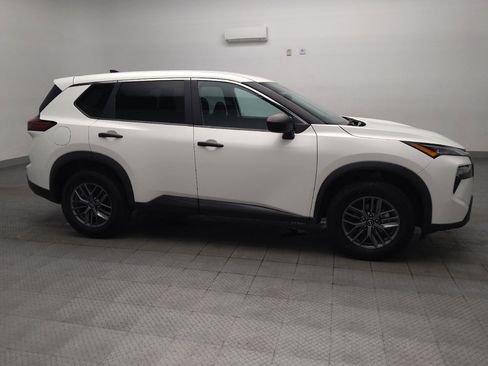 Used 2024 Nissan Rogue S FWD image 11