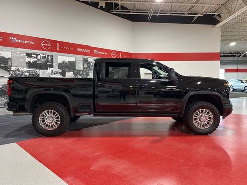 Used 2024 Chevrolet Silverado 3500 High Country w/ High Country Premium Package AWD/4WD image 2