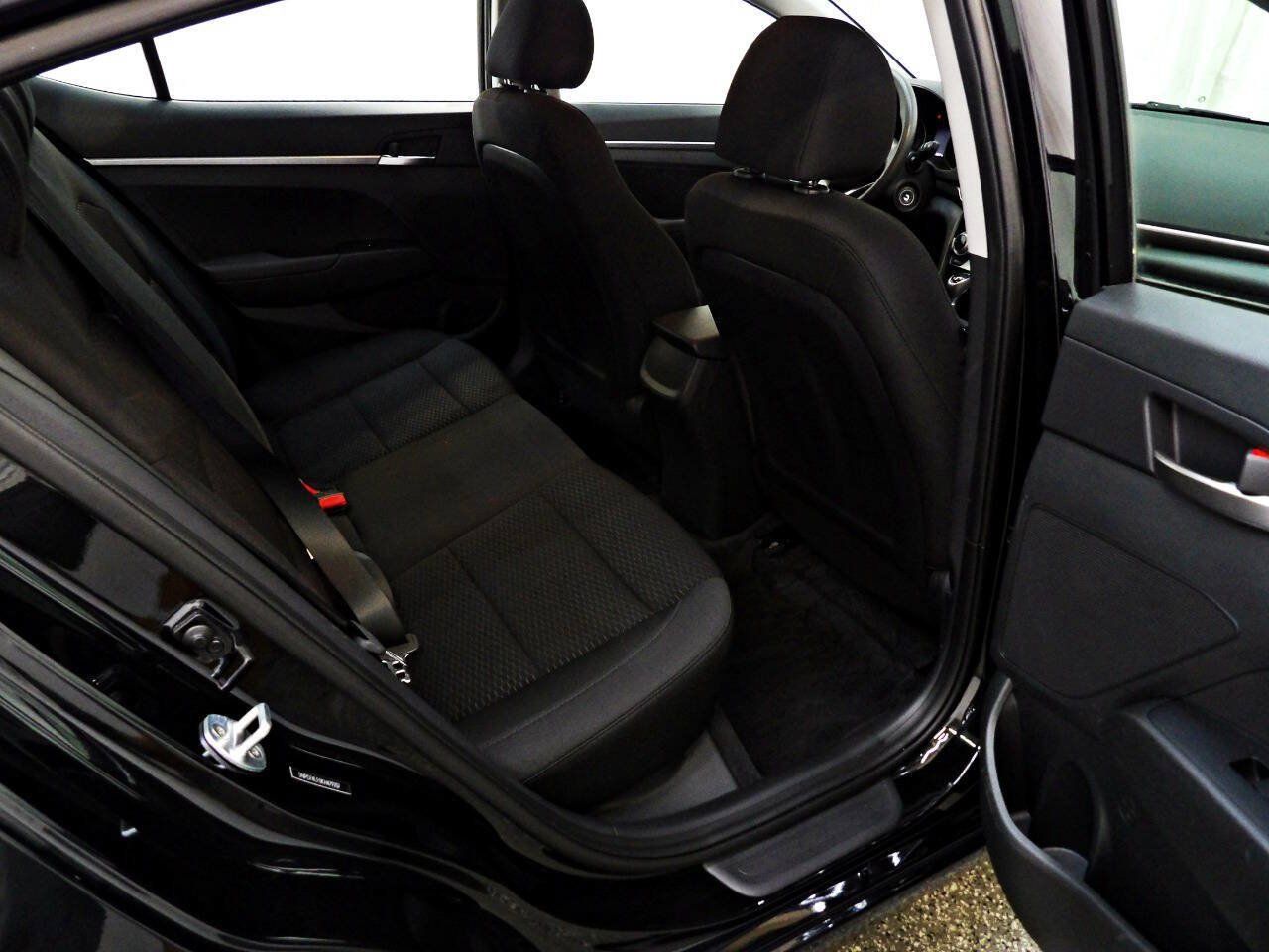 Used 2019 Hyundai Elantra SE w/ Cargo Package FWD image 11