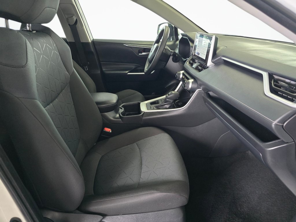 Used 2025 Toyota RAV4 XLE AWD/4WD image 43