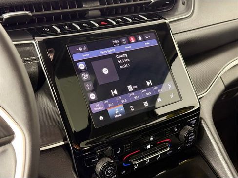 Used 2023 Jeep Grand Cherokee Laredo image 14