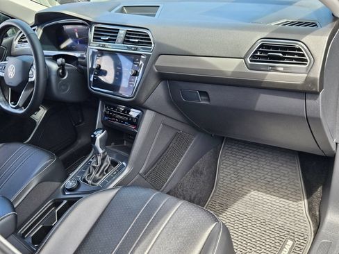 Used 2024 Volkswagen Tiguan SE w/ Panoramic Sunroof Package AWD/4WD image 30