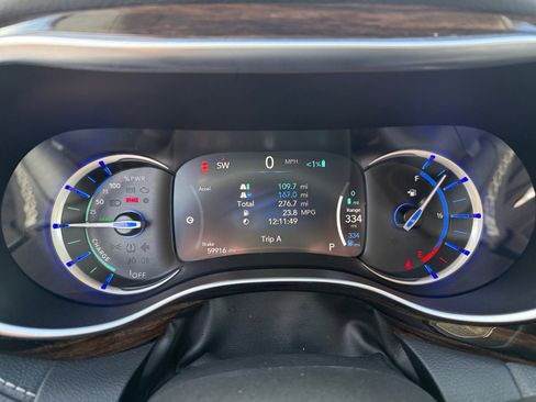 Used 2023 Chrysler Pacifica Limited image 11