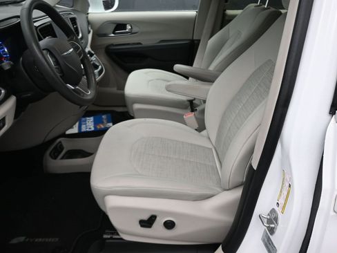 Used 2017 Chrysler Pacifica Touring Plus image 9