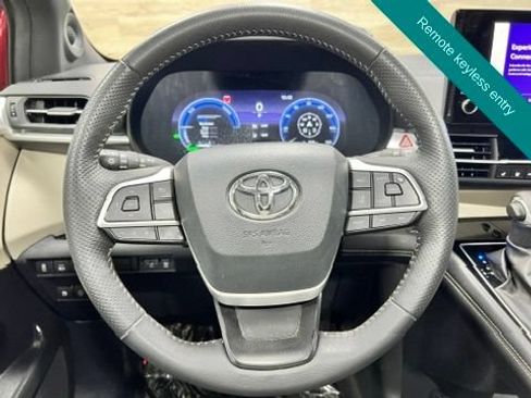 Used 2025 Toyota Sienna Platinum AWD/4WD image 10