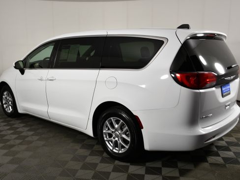 Used 2022 Chrysler Voyager LX image 8
