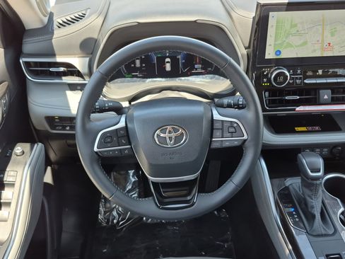 Certified 2026 Toyota Highlander Limited AWD/4WD image 25