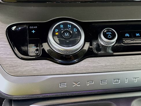 Used 2025 Ford Expedition Max Platinum AWD/4WD image 18