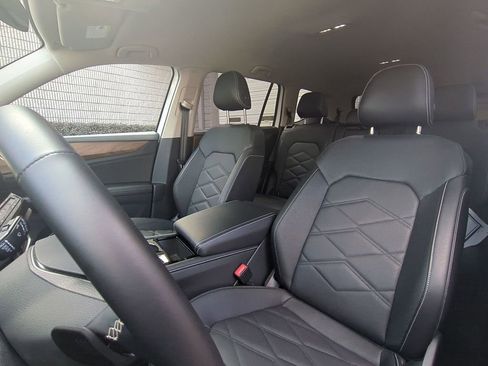 Used 2025 Volkswagen Atlas SE image 24